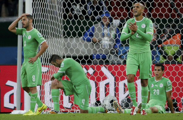  Cầu thủ Algeria thất vọng vì bàn thua. Ảnh: Reuters.