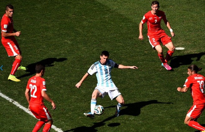 Messi giữa vòng vây hậu vệ Thụy Sỹ
