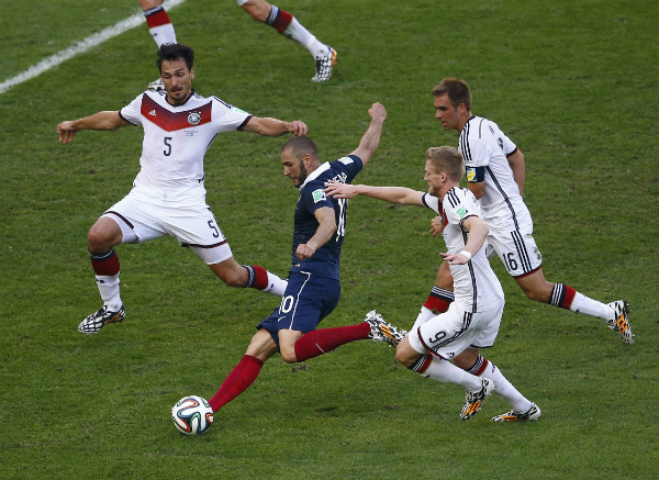 Benzema mang cả hy vọng của người Pháp vào cú dứt điểm cuối cùng nhưng không thắng được Neuer. Ảnh: Reuters.