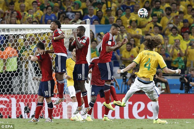 David Luiz lập siêu phẩm đá phạt