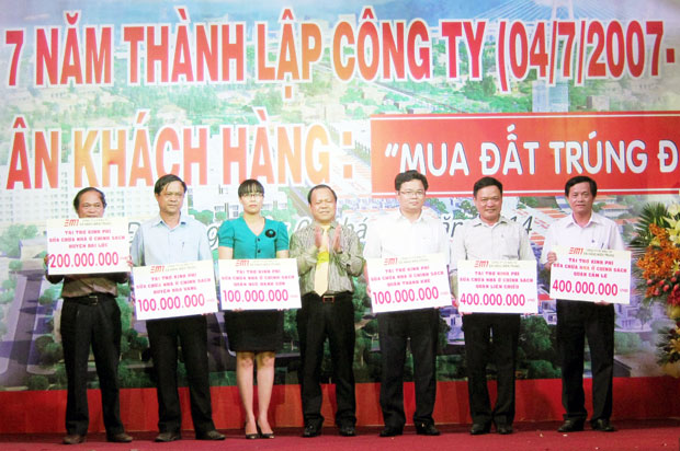 Công ty CP Đầu tư Đà Nẵng Miền Trung trao tặng 1,5 tỷ đồng hỗ trợ xây dựng, sửa chữa nhà ở cho gia đình chính sách ở Đà Nẵng và Quảng Nam