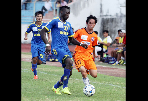 Vũ Phong (áo cam) góp phần quan trọng vào chiến thắng của SHB Đà Nẵng trên sân Than Quảng Ninh.