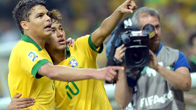 Neymar (số 10) đã chính thức chia tay World Cup 2014 sau chấn thương nặng ở trận tứ kết