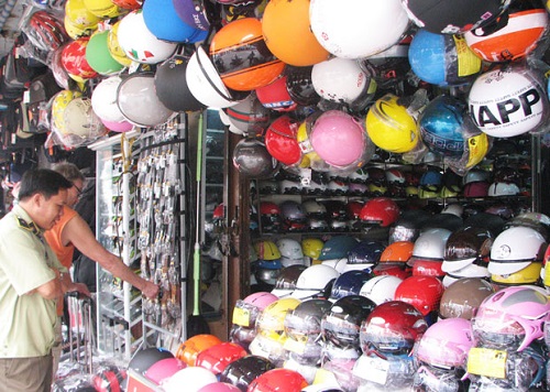 A member of the city’s Market Management force inspecting a helmet shop on Hung Vuong Street