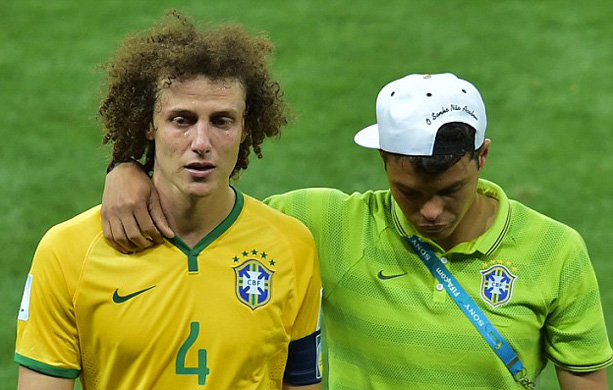 Thiago Silva an ủi đồng đội David Luiz