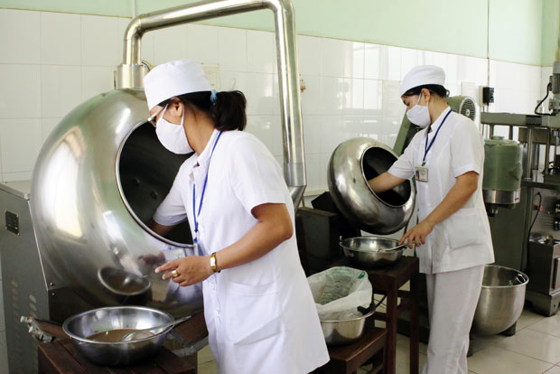 Tại Bệnh viện YHCT Đà Nẵng, việc bào chế các nguồn dược liệu chủ yếu ở địa phương được thực hiện với công nghệ, kỹ thuật hiện đại. TRONG ẢNH: Bộ phận bào chế thuốc hoàn. Ảnh: V.T.L