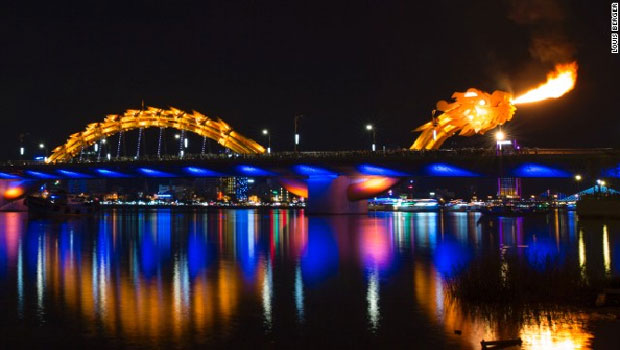 Cầu Rồng phun lửa, phun nước vào 21 giờ thứ bảy, chủ nhật hằng tuần và các ngày lễ lớn trong năm. (Nguồn: edition.cnn.com)