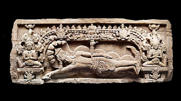 Phù điêu Visnu Anatasayin-Giáng sinh Brahma, nghệ thuật Khmer (sa thạch, cao 63 cm, rộng 158 cm, dày 28 cm), xuất xứ miền tây Campuchia,  thế kỷ 7-8.