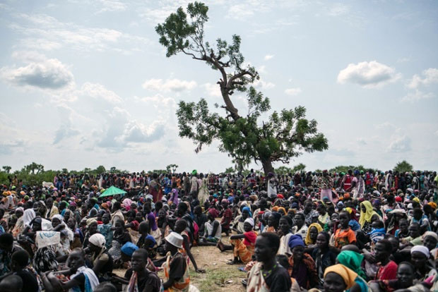 Hàng nghìn người chịu nắng nóng để chờ nhận lương thực cứu trợ