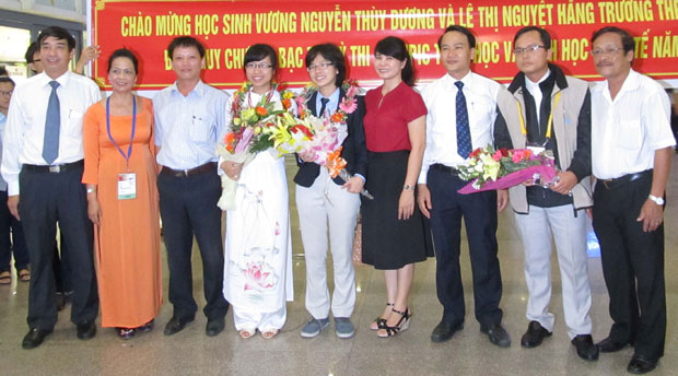 Lãnh đạo ngành GD&ĐT, Ban Giám hiệu Trường THPT chuyên Lê Quý Đôn chụp ảnh lưu niệm cùng hai học sinh đoạt Huy chương Bạc quốc tế tại Sân bay quốc tế Đà Nẵng.