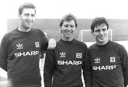 Adidas từng đồng hành cùng M.U năm 1986 (từ trái qua: Norman Whiteside, Bryan Robson, Stapleton)