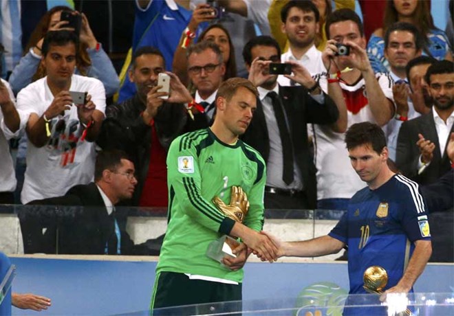 Messi không thể nở một nụ cười khi nhận Quả bóng Vàng. 