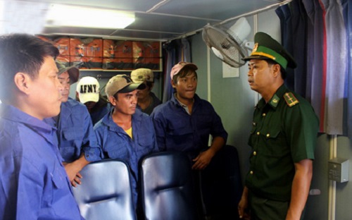 A representative from the Da Nang Border Guard visiting the crew members of fishing boat QB92729-TS