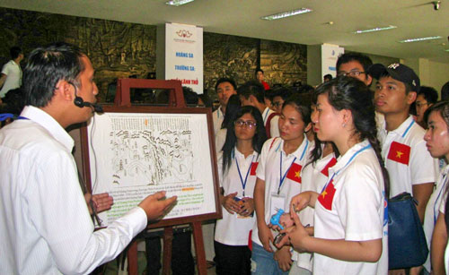 Some of the overseas Vietnamese youngsters viewing an old map at the Museum of Da Nang