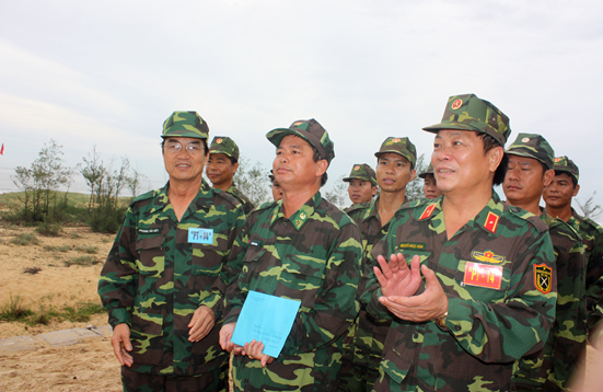 Lãnh đạo Bộ Tư lệnh quân khu 5 và thành phố Đà Nẵng trao thưởng cho lực lượng thực hành diễn tập