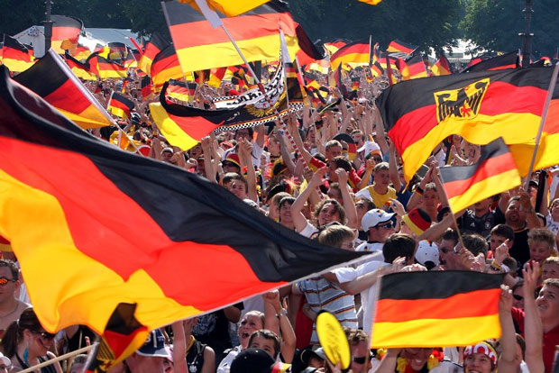 Thể hiện tình yêu đất nước thông qua bóng đá đã giúp kinh tế Đức phát triển.