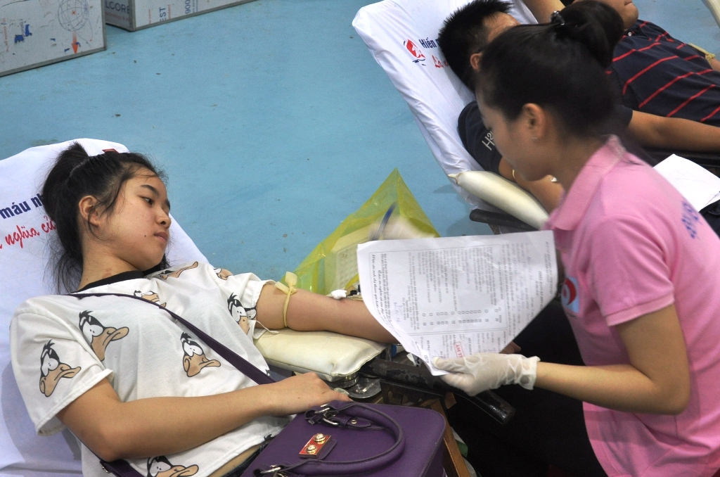 Thanh niên tham gia hiến máu nhân đạo tại Nhà Văn hóa lao động thành phố sáng ngày 18-7. 
