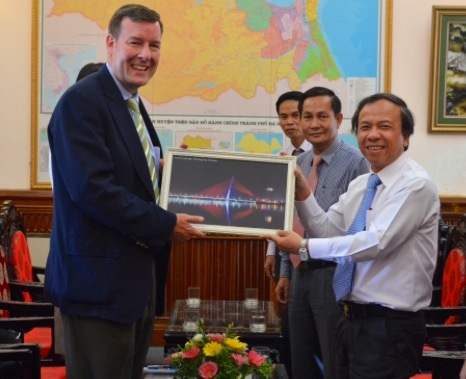 Phó Chủ tịch UBND thành phố Võ Duy Khương tặng quà Tiến sỹ Chris Seiple, Chủ tịch IGE.