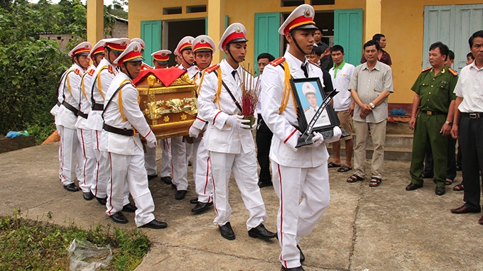 Đại úy Lường Phát Chiêm được đưa về nhà làm lễ tang - Ảnh: Công an Sơn La cung cấp