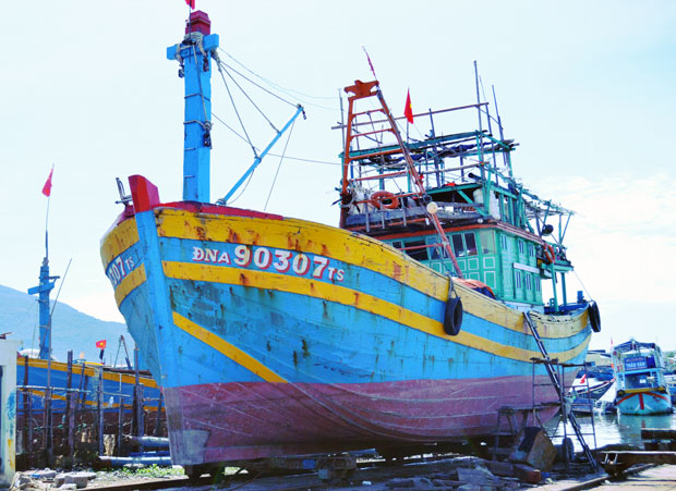 Tàu ĐNa 90307 của anh Nguyễn Phú Hùng đang lên đà sửa chữa trục lái.