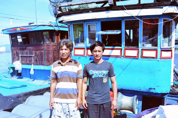 Hai cha con lão ngư Nguyễn Hậu và Nguyễn Văn Phương cùng tham gia giữ biển.