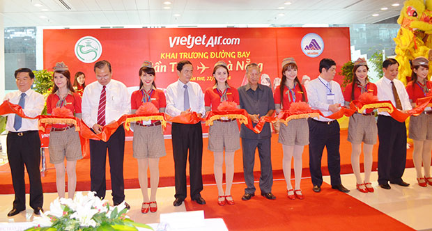 Lãnh đạo 2 thành phố Đà Nẵng và Cần Thơ cắt băng khai trương đường bay tại Sân bay Cần Thơ.