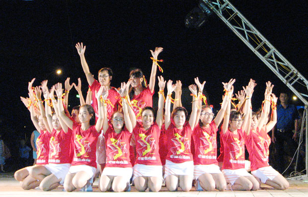 Hội thi dân vũ thể hiện nét vui tươi, sinh động, là sân chơi lành mạnh của giới trẻ Đà Nẵng. Ảnh: ĐẮC MẠNH