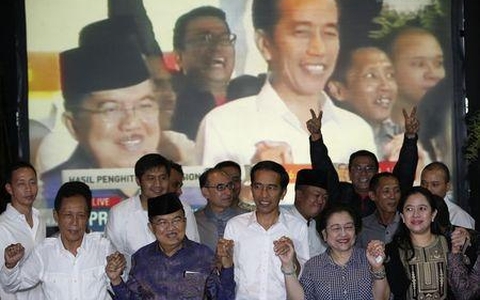 Ông Jokowi cùng những người ủng hộ chuẩn bị nghe công bố kết quả bầu cử (Ảnh Reuters)