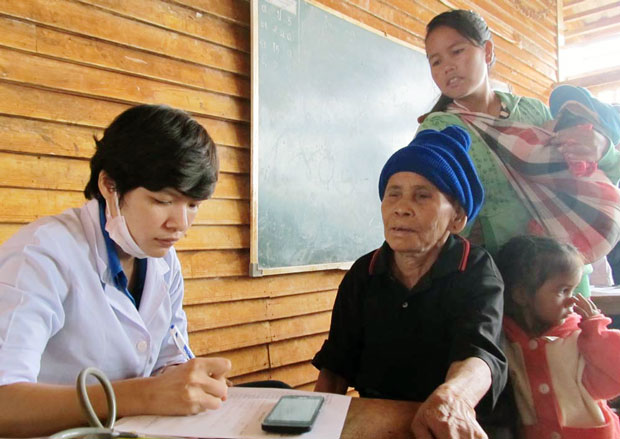 Bác sĩ Bệnh viện C Đà Nẵng tham gia đoàn tình nguyện khám, kê đơn thuốc cho người dân bản Tok, huyện Lamam, tỉnh Sekong (Lào). 