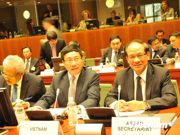 Phó Thủ tướng Chính phủ, Bộ trưởng Ngoại giao Phạm Bình Minh đồng chủ trì hội nghị AEMM-20. 