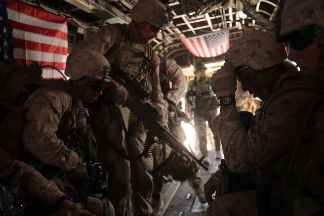 Lính thủy đánh bộ Mỹ thuộc Tiểu đoàn 1, Sư đoàn lính thủy số 7 trên máy bay trực thăng CH-53 tại tỉnh Helmand, Afghanistan, ngày 5-7-2014. Ảnh: Washington Times.