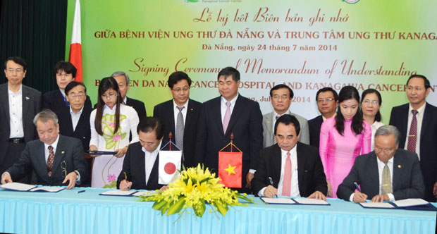 Chủ tịch UBND thành phố Văn Hữu Chiến và Thống đốc Kuroiwa Yuji ký kết Biên bản ghi nhớ hợp tác.   Ảnh: ĐOÀN LƯƠNG