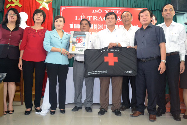 Bộ trưởng Bộ Y tế Nguyễn Thị Kim Tiến trao tủ thuốc cho ngư dân thành phố Đà Nẵng. 