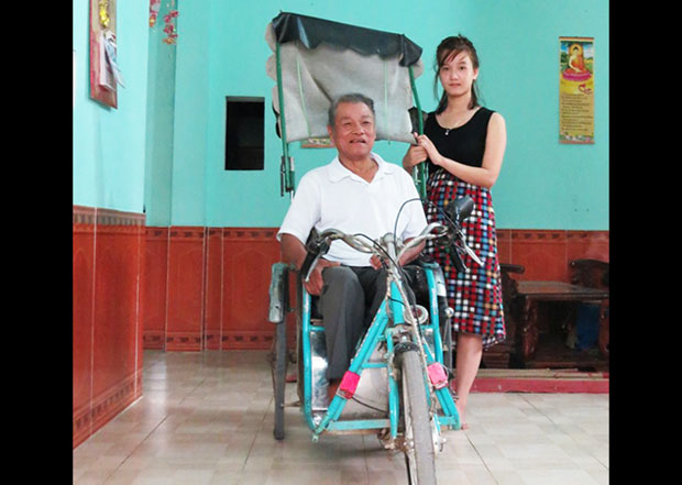 Ông Lê Văn Trực với cháu gái trong căn nhà vừa được hỗ trợ sửa chữa khang trang.