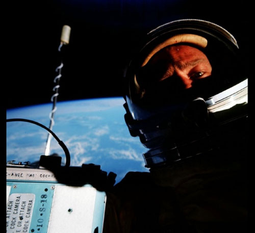 Buzz Aldrin cho rằng chính ông là người đầu tiên chụp ảnh tự sướng trên không trung khi thực hiện nhiệm vụ trên tàu Gemini 12 vào năm 1966. 