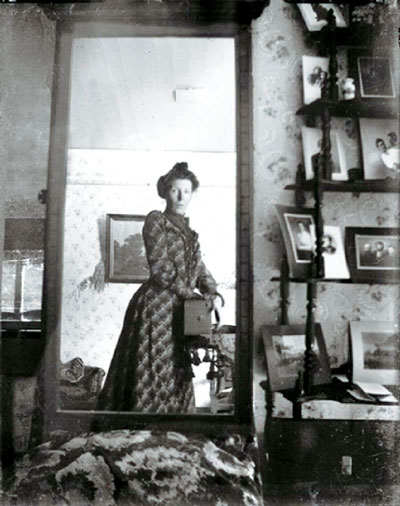 Một người phụ nữ Anh không xác định danh tính tự chụp ảnh của mình với máy ảnh Kodak vào năm 1900. 