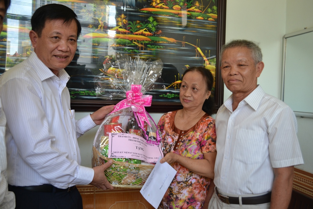Bí thư Thành ủy Trần Thọ tặng quà gia đình thương  binh Phan Thị Thông