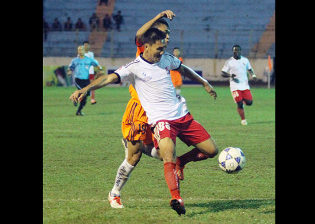 Một lần nữa, Đồng Nai (áo trắng) trở thành người “cản đường” các cầu thủ SHB Đà Nẵng (áo cam) tại sân cỏ V-League.