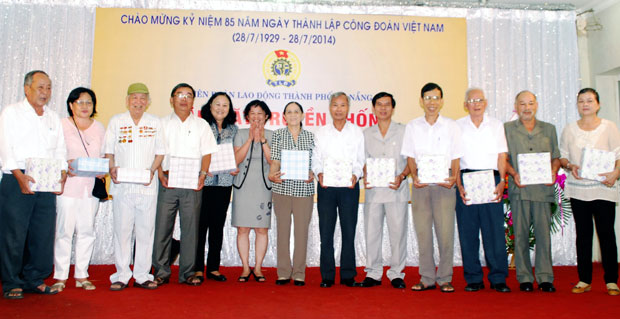 Lãnh đạo Liên đoàn Lao động thành phố Đà Nẵng tặng quà cho các cán bộ Công đoàn tại buổi gặp mặt.