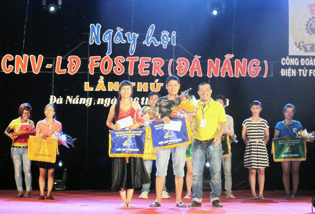 Anh Phan Thế Huy Hùng (phải, hàng trước) trao thưởng cho người lao động tại chương trình “Ngày hội Foster”.