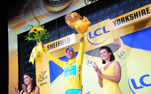 Vincenzo Nibali trong giây phút nhận giải - Ảnh: roadcycling