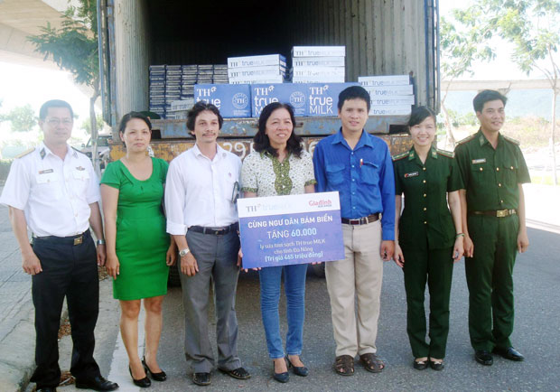 Bà Nguyễn Thị Xuân - Chi Cục trưởng Chi Cục DS-KHHGĐ thành phố Đà Nẵng tặng quà cho các gia đình ngư dân bám biển.