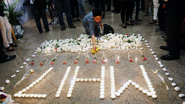 Người dân Malaysia tổ chức tưởng niệm các nạn nhân vụ máy bay MH17.      Ảnh: AP