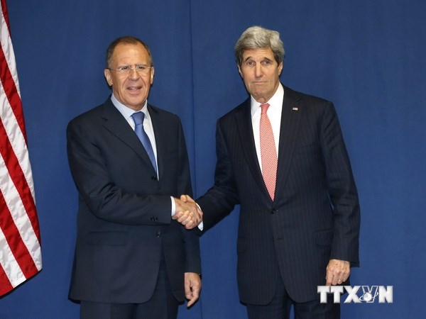 Ngoại trưởng Nga Sergei Lavrov (trái) và Ngoại trưởng Mỹ John Kerry. (Ảnh: AFP/TTXVN)