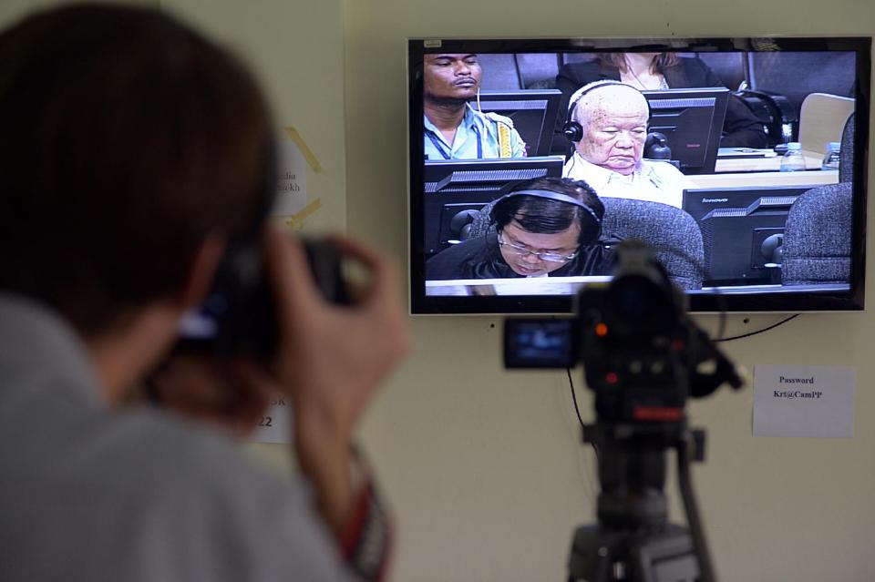 Khieu Samphan, tội phạm diệt chủng thời Khmer Đỏ đang ngồi tại phiên tòa được truyền hình trực tiếp ở thủ đô Phnom Penh, ngày 30-7-2014. Ảnh: AFP