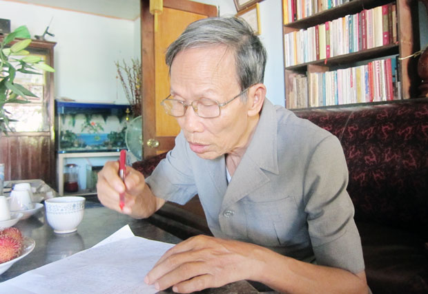 Ông Trần Nhật Bằng, một “cây bút chuyên nghiệp” sáng tác bài chòi và dân ca Khu 5 ở Đà Nẵng.Ảnh: V.T.L