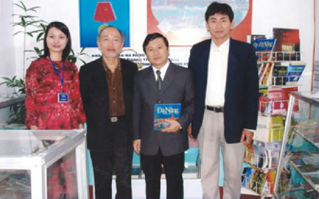 Gian hàng sách của NXB Đà Nẵng năm 2005.(Ảnh tư liệu)