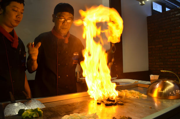 Đầu bếp nhà hàng Vị Biển cùng món thịt bò Kobe bên chiếc bàn nướng Teppan Yaki - một nét văn hóa ẩm thực của Nhật Bản, lần đầu tiên có mặt tại Đà Nẵng.