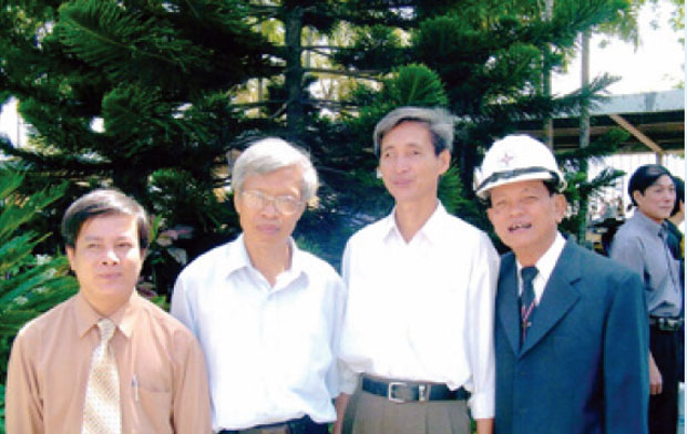 Từ trái qua: Nhà thơ Nguyễn Kim Huy, nhà thơ Ngô Thế Oanh, nhà văn Thái Bá Lợi và nguyên GĐ TBT Nguyễn Văn Giai nhân 20 năm Ngày thành lập NXB Đà Nẵng (8-8-2014).