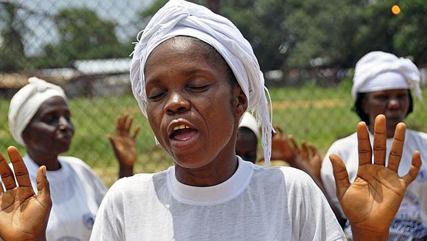 Những người phụ nữ châu Phi đang cầu nguyện cho dịch virus Ebola đi qua.